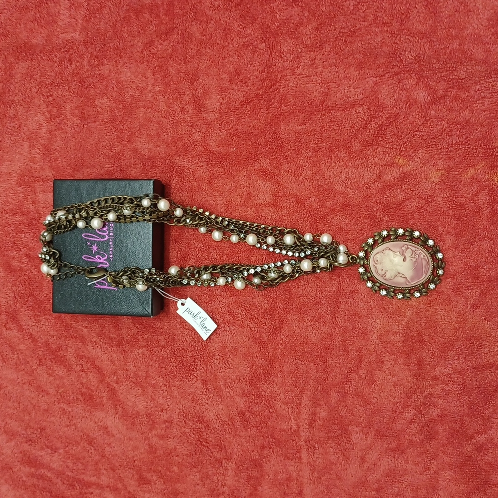 Ladies pearl rhinestones cameo necklace